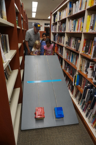 Does a wheel & axel make moving a box easier?