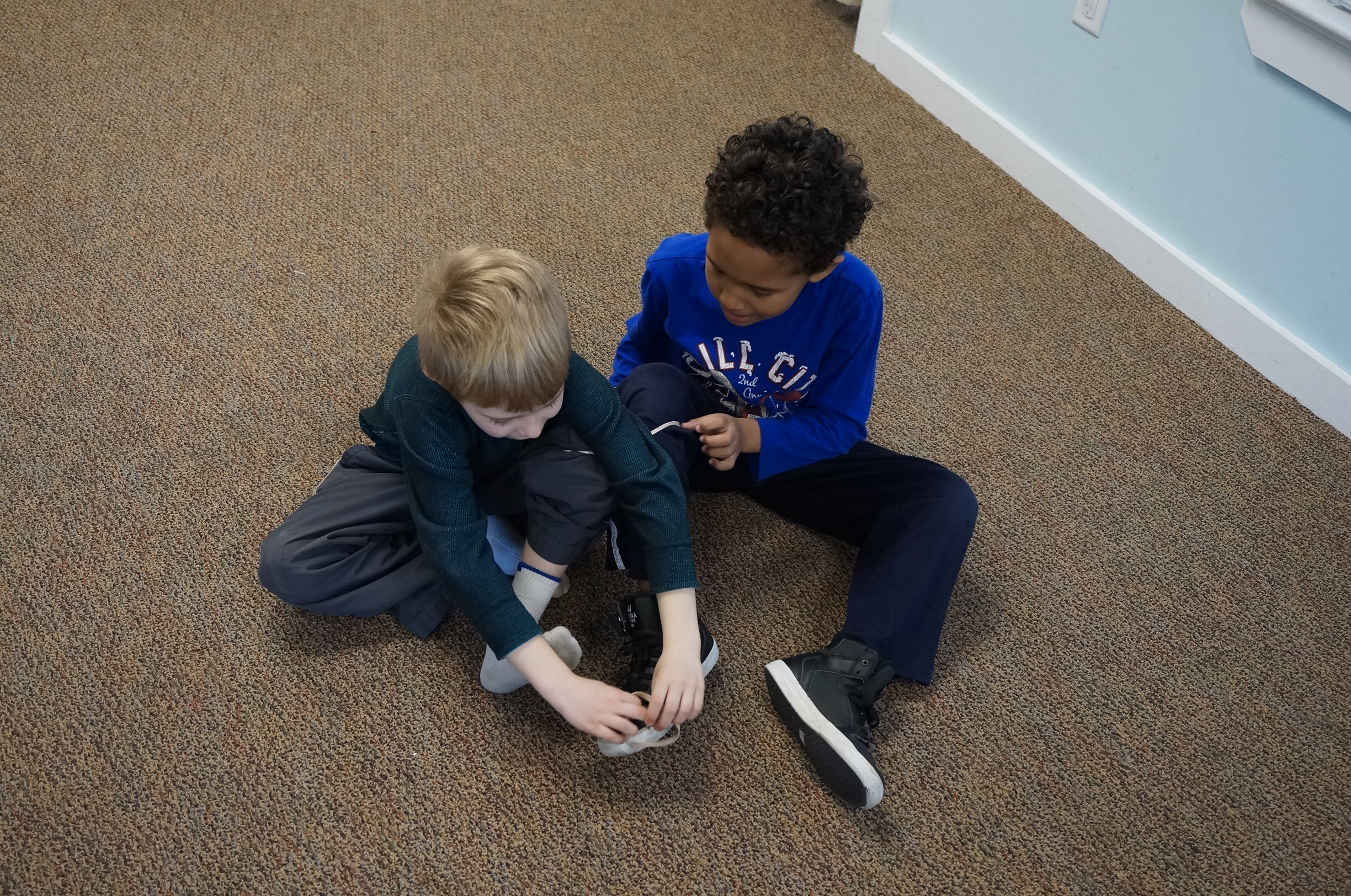 We use rubber bands to join two legs into one leg.