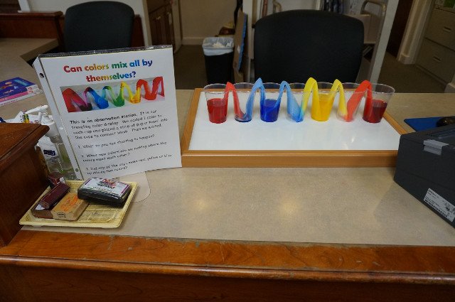Can colors mix by themselves?