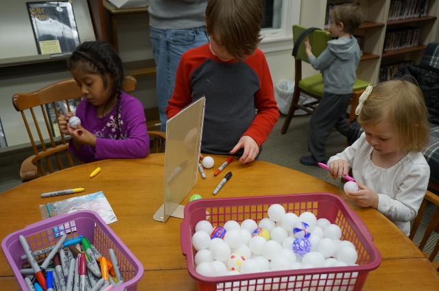 We color ping pong balls...